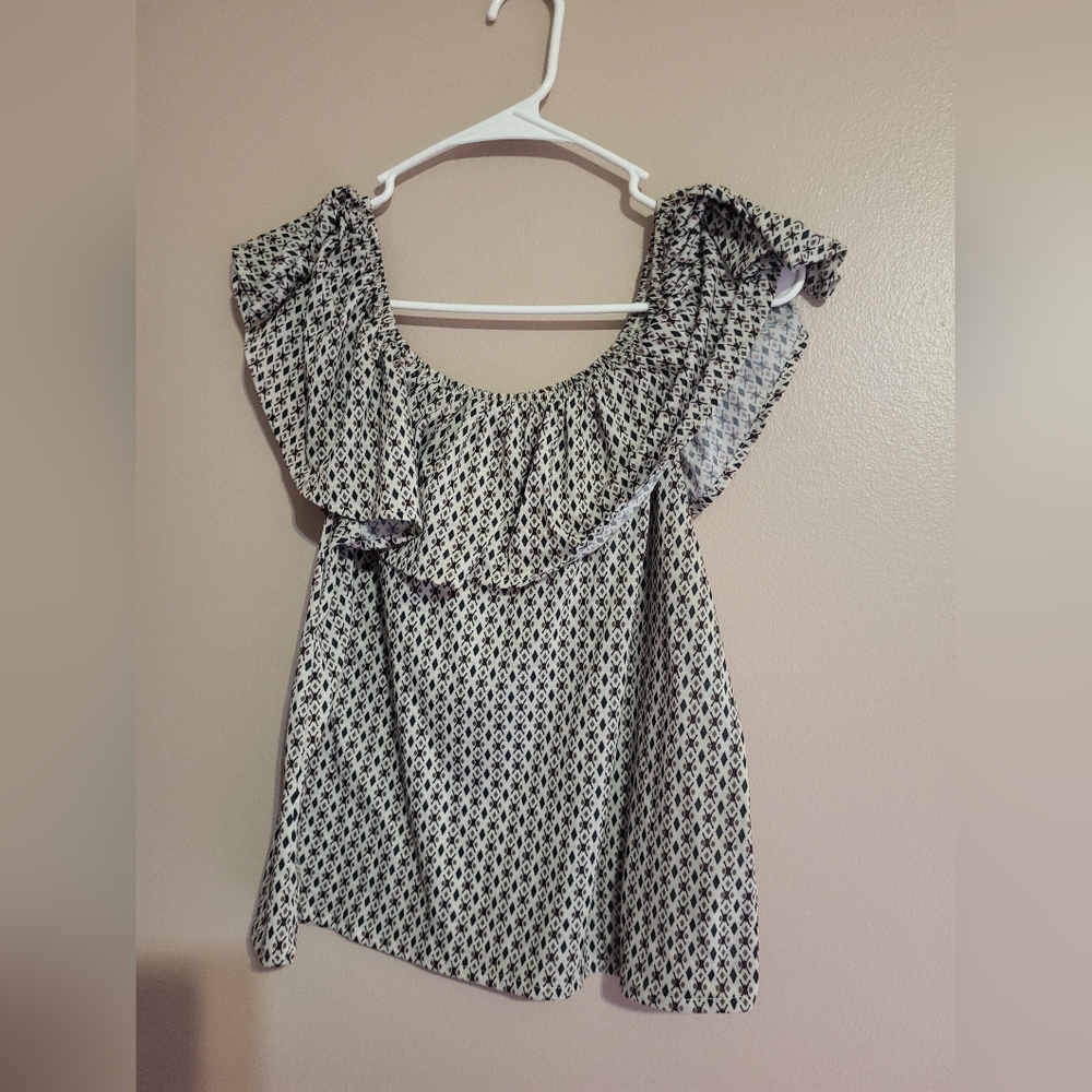 🌞 H&M Ruffled Sleeveless Blouse